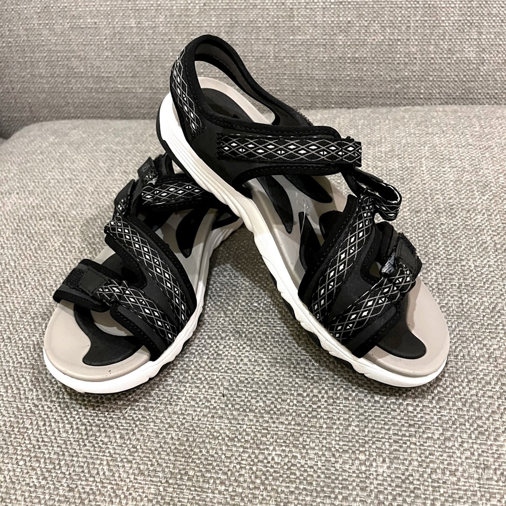 Ryka Ginger sandal in women’s size 7W.  Very good pre-owned condition.